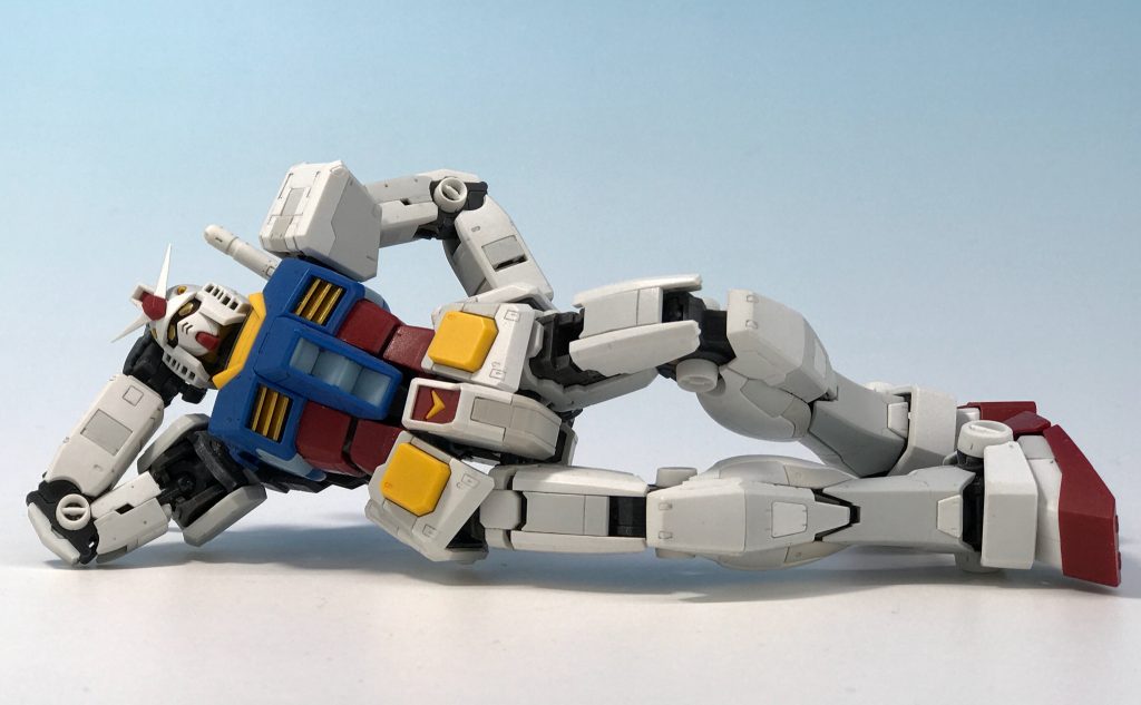 ## 休日のガンダム
我が家の最年長なので、こういう事もあります。