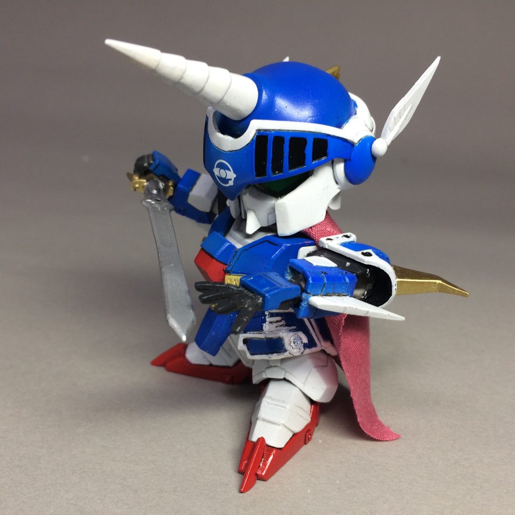 肘のトンガリも剣士ゼータには無い聖龍騎士ゼータガンダム独特の部分です。
HGUCバウのパーツを使用しています。