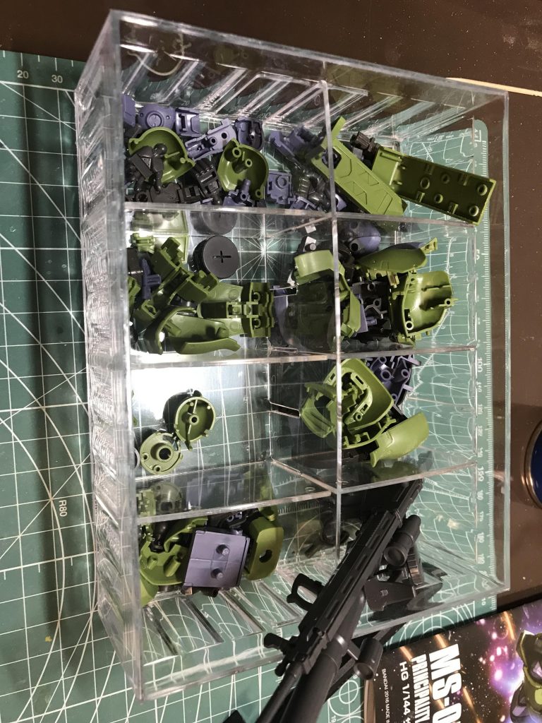 パーツを切り出しながら表面処理を行いました。