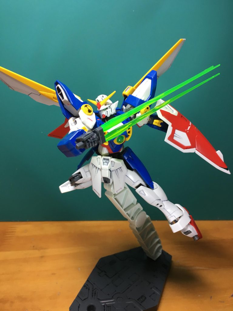 購入当時にBFのカスタマイズキャンペーンが実施されていたので、その時にもらったビームバズーカセットから3本刃ビームサーベルを使用。キットには2本しか付属しないのでゼロ炎から流用。
 出力が高くエネルギー消費量が多いためヒイロには不評だったかもしれません。