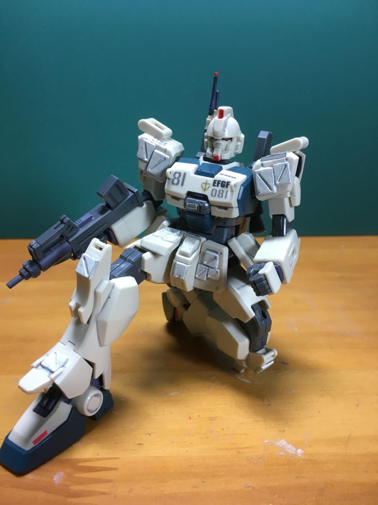 　陸ガンと違い膝立ちも少し自然に出来ます。左の握り拳がつくのは地味にうれしいポイント。