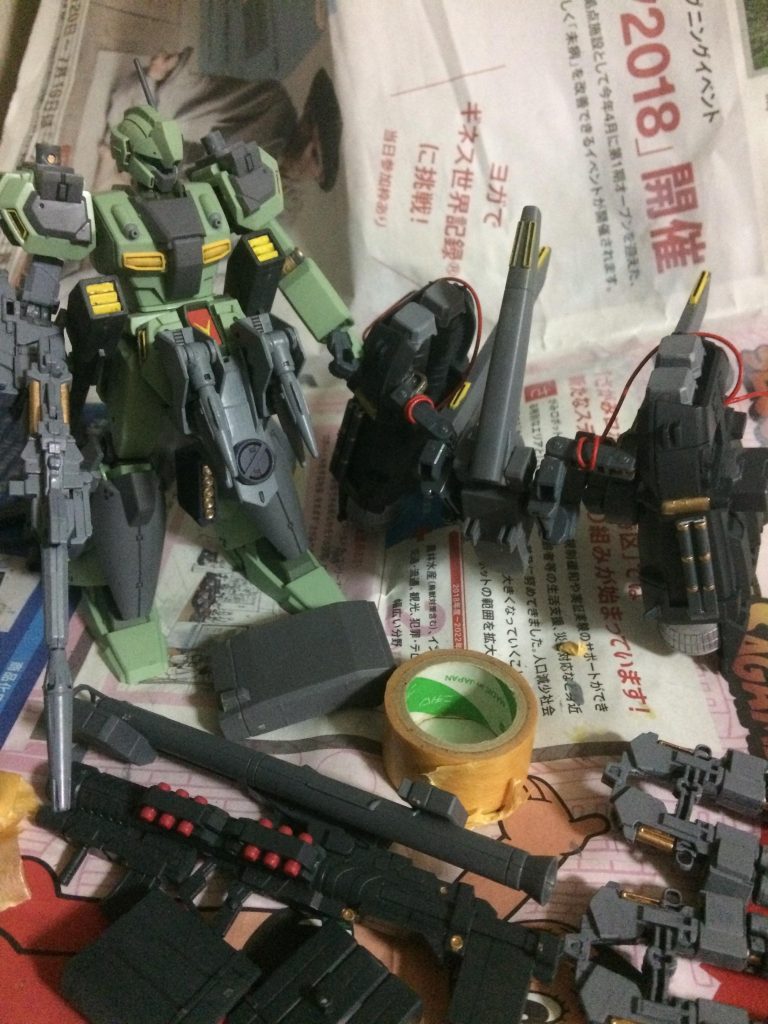 こうして
(スカート部分の追加装甲はバルバトス第五形態の胸部反応装甲に迫撃砲、そしてユニコーンの盾の中のIフィールド発生装置を組み合わせて装着。迫撃砲はパージ可能。)