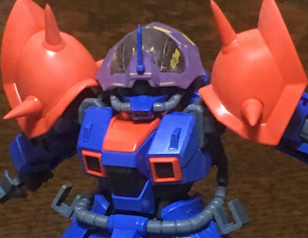 ヘルメットは各所の幅を調整し、ディテールを埋めて使用。角と本体はキットのままですが、どちらもヘルメットに合わせて小改造をしています。