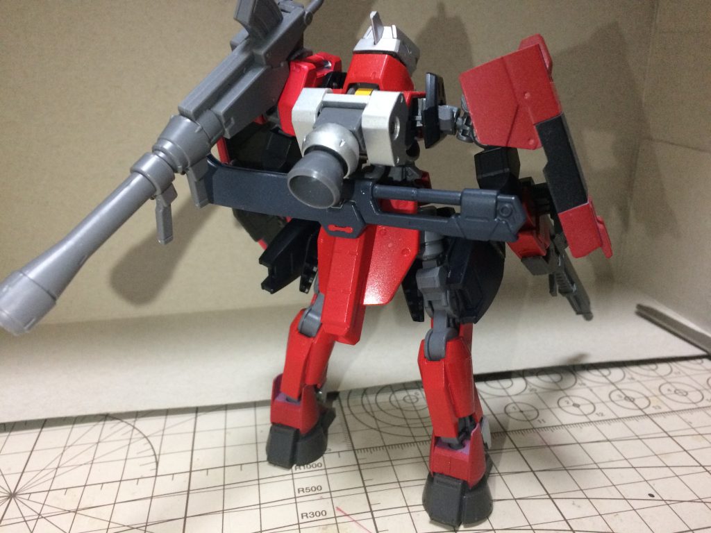 バックショット。腰には片刃式ブレードをマウント