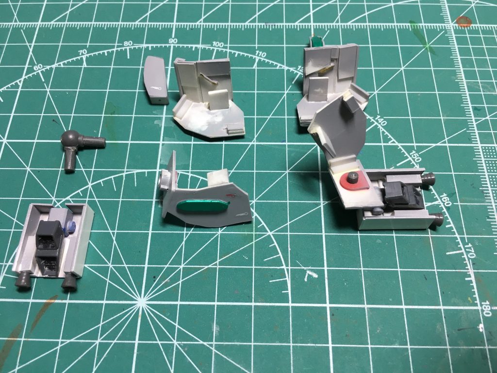 肩の装甲は0.75mmプラ板で製作。センサーユニットの塊としています。センサーはユニバースブースターのクリアパーツのピンを切り取り接着。
 
 横、上に向けてテーパーがかかっている形状に合わせるため、接続ピンの接着の前にも何度もフィッティングを繰り返しました。プラセメントだけでは強度不足なので、エポキシパテで補強、瞬着も流し込んでさらに補強しています。
 
 肩アーマーの前後分割ですが、前面側に側面部のプレート、後方側に天面のプレートを接着しています。
 側面にはプラ板とウェーブのバーニア、HGCEストライクの余剰品である、ビルドストライクの肩バーニアを組み合わせた推進器ユニットを装備。コトブキヤのHIPS関節でマルチ可動できるようにしました。