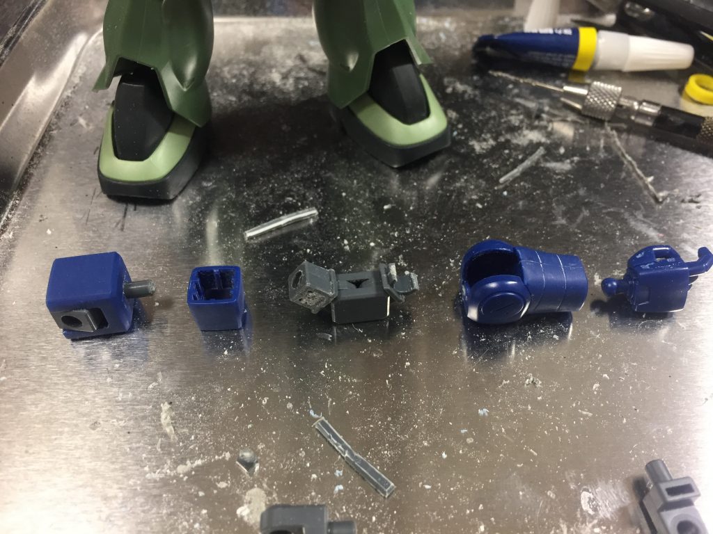 この旧ザクもABS採用のキットで後発の機体になります．なので素晴らしく出来がいい，問題はあとハメ加工になりますが…
腕 / 肩に3㍉棒を接着→上腕をKPS(柔らかプラ)で埋めて3㍉穴を開口→下腕の円を4割切除して付け外し可能に

膝 / (写真はありませんが) 膝カバーの可動する軸下を縦に切ってあとハメしやすいよう干渉しないように加工…後程写真を見つけたら載せます( ˙꒳​˙  )

足首から下は完全にF2ザクのものです，切り離すのも良いですが…左右対称に仕上げるのに手っ取り早いのがF2ザクです(´ε｀　)(F2ザクも…武器が豊富でいいですよ…)