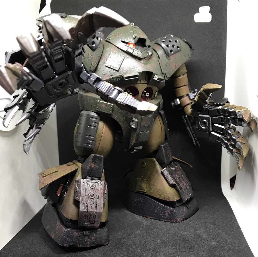 基本塗装完了後。塗装はオキサイドレッド下地にダークイエロー、ダークグリーンで塗装、ケープ剥がし、スポンジチッピングでウェザリング。ズゴックと色を合わせています。