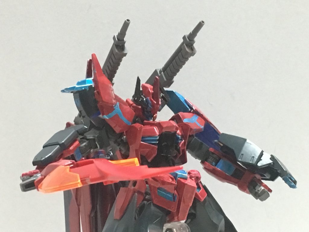 一見射撃武器は無いように見えますがウイングバインダーにグレイズのライフルを改造した連射型小型キャノンを装備しています
キャノンと銘打ってはいるものの射程は通常のライフルと同程度です