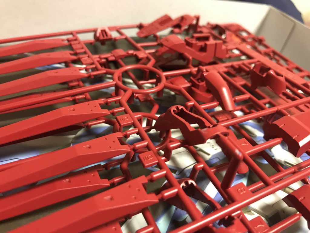 この頃は塗装の順番すら分からず、ランナーにパーツが付いた状態のままサフをしてガンダムレッドで塗装をしました。