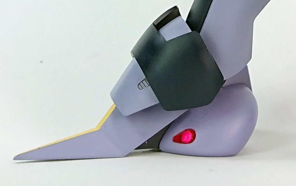 かかと部分。
丸っこいのはモノアイ的なセンサー?と解釈して、
市販の丸リベットパーツを塗装(蛍光ピンク)して貼り付けました。
貼ったほうが塗り分けが楽です。