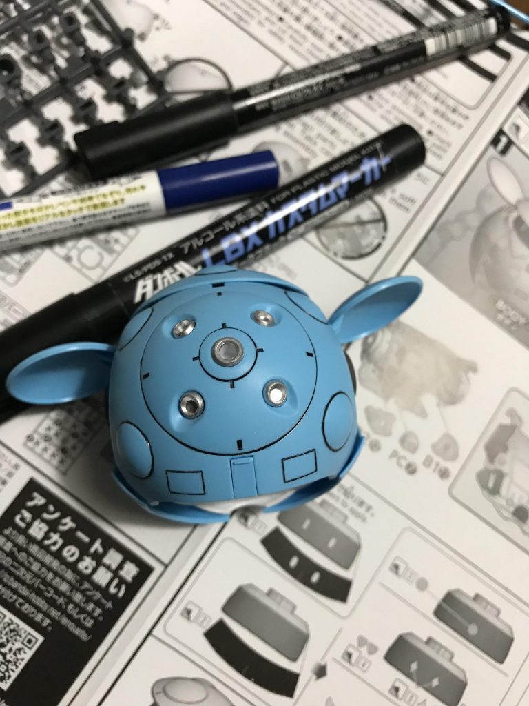 乾燥の合間にスミ入れと部分塗装。