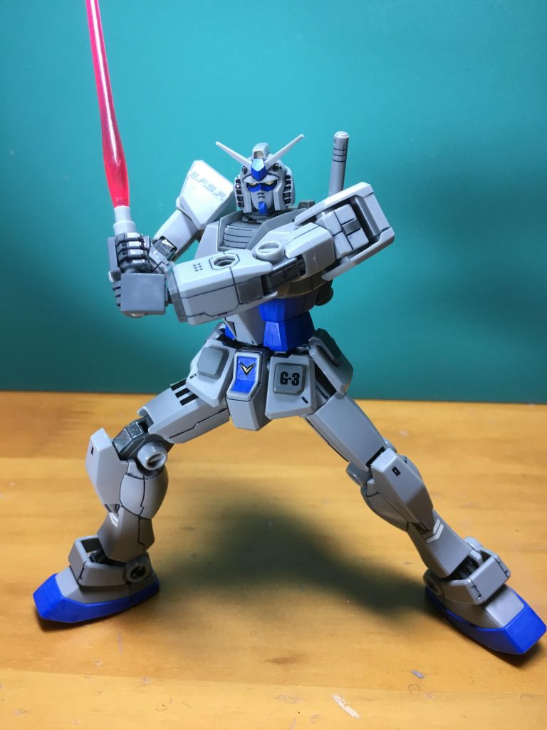 ハイパーバズーカとビーム・ライフル、ふくらはぎの合わせ目を消しました。ふくらはぎは合わせ目が完全に消えずスミ入れペンでパネルラインを書き込むようにごまかすことになりました…