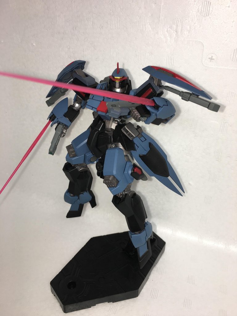 え？シュヴァルべがビームサーベルとかおかしいって？ガンプラは自由なんだからありなんやで！的なノリw
本当は、腕にビームサーベル装備させたいけど、そのままだとありきたりなので発生源に前述のカタール付けてます！シナンジュのあの動きは流石に無理だったよかーちゃん。
仕込み武器は漢のロマン！異論は認めんw