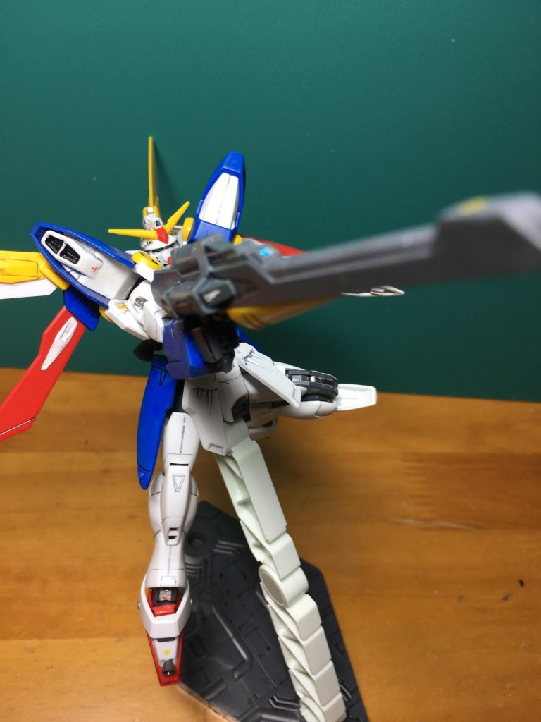 最大出力で3発しか打てない分、絶大な威力を発揮するバスターライフルは劇中序盤でも最大クラスの火力でした。
 合わせ目を消しましたが、浮いてきてしまっています。また後部にあるダクトらしきものは切り取り、ウェーブの「U・バーニアフラット(角)」に置き替えました。