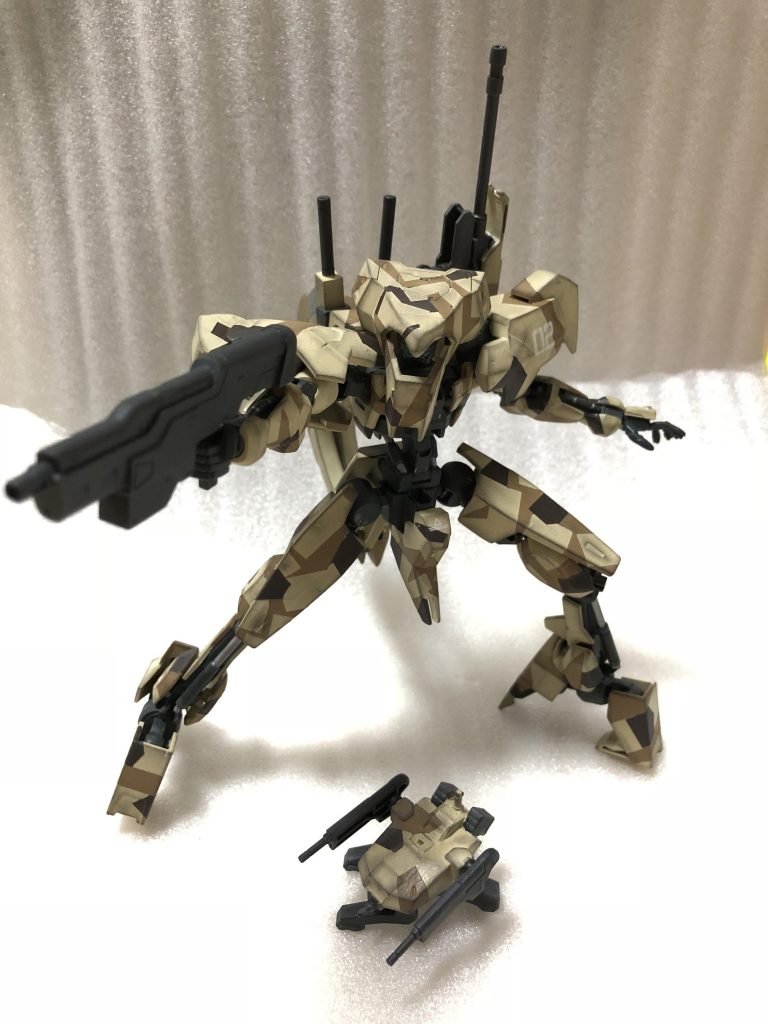 改造箇所は頭部、腰アーマー除去のみ
膝関節は逆向きに取り付けたのみです