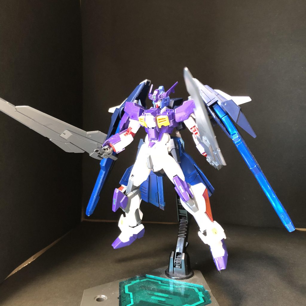 ジェミネイトバスターソード
耐ビームコーティングに対抗出来る実体剣。短時間だが内部のコンデンサからエネルギーを消費し、防御フィールドを形成できる。