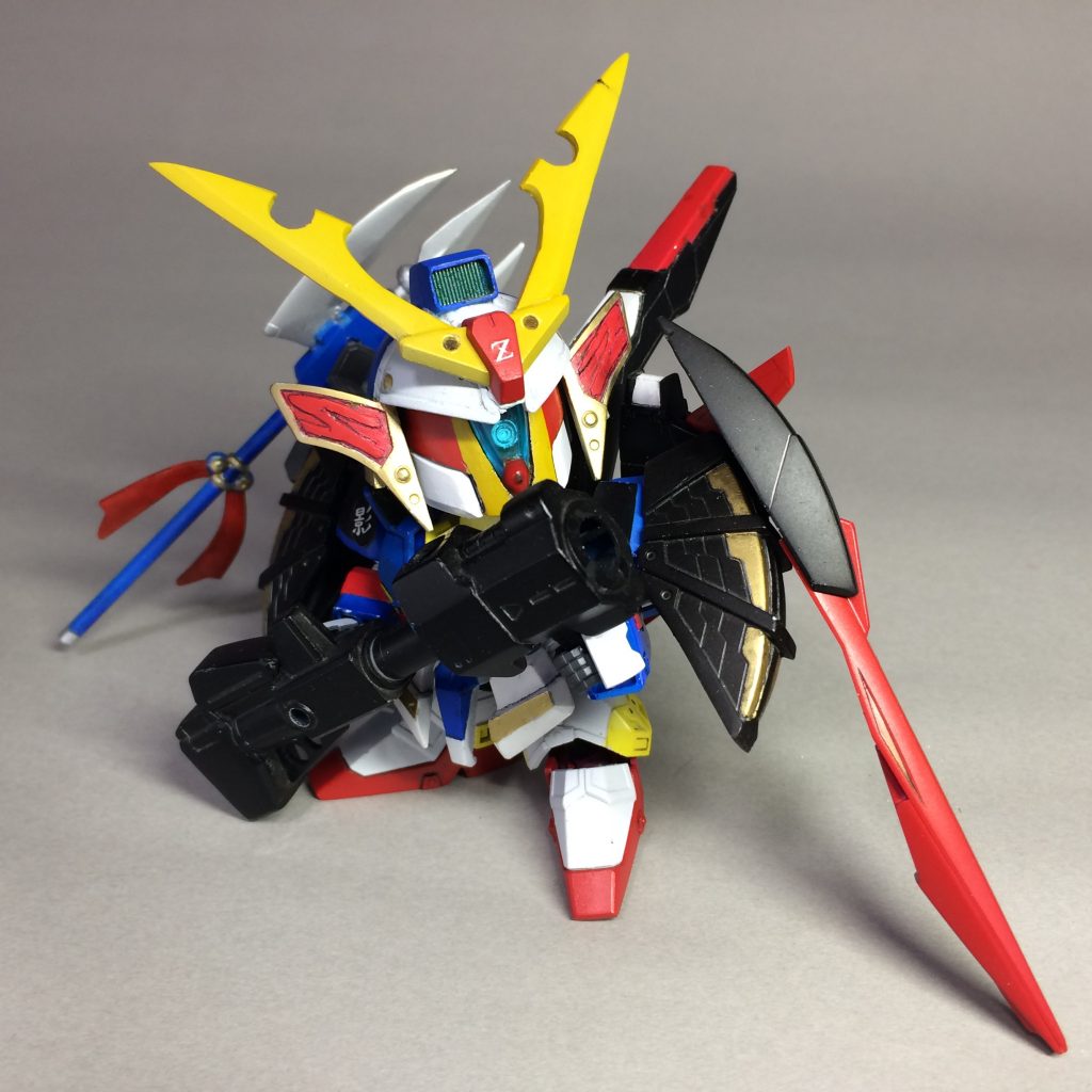 シールドは伸縮状態を選択できます。
三叉槍には3mm穴を設けており、肩鎧のバズーカラックに取り付けることもできます。