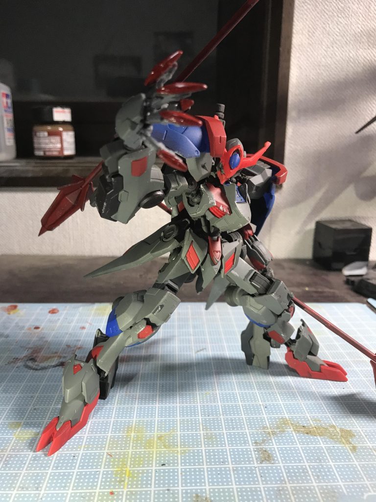 そして第3にして一番のロマン！隠し武器として背中の大型ブースターが右腕と換装することで大型クローとなります