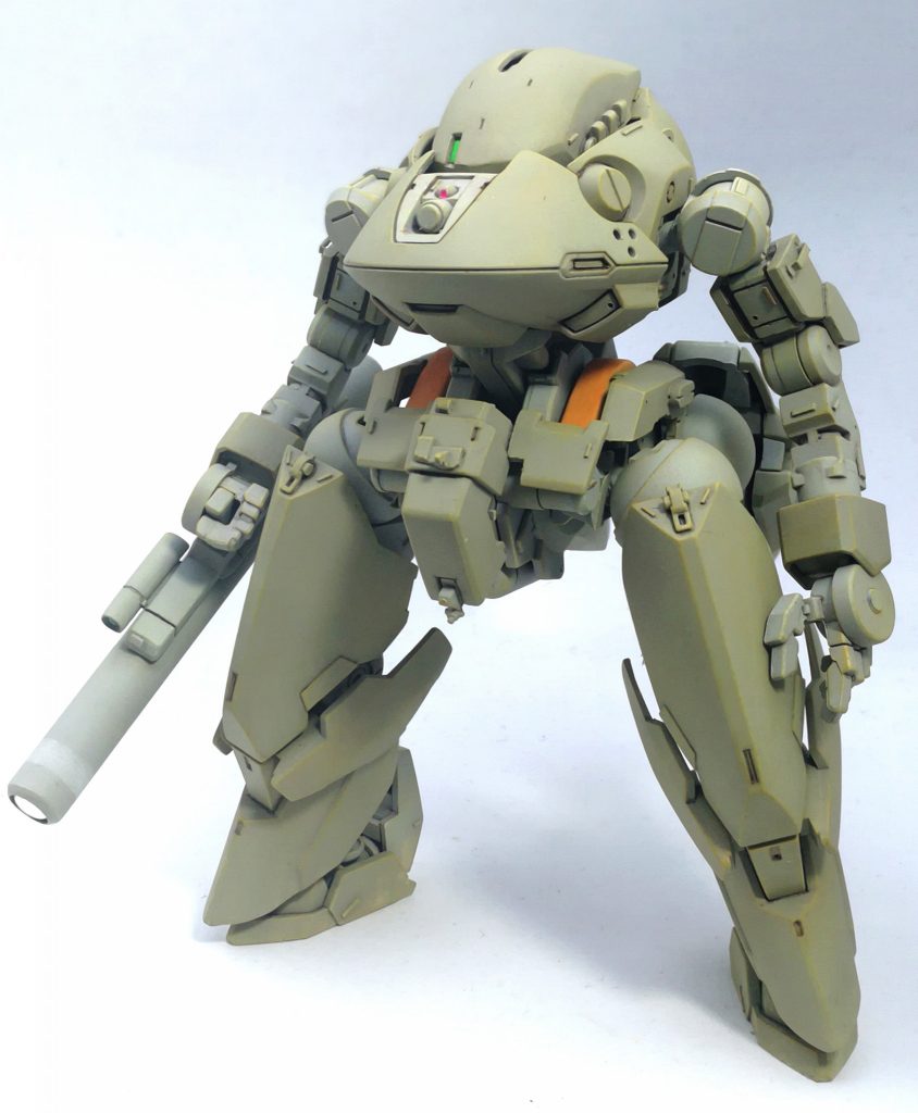 頭はストライカージンクスの左右をカットしたもの。
胸は上下を逆にしたガーベラテトラ。
いらない部分をカットした以外は大体そのままなのに予想以上に印象が変わってくれました。
股間はレギンレイズの胸をこれまた上下で反転。
前面をセンサーユニット風に仕立ててそれらしくしていますが基本的な構成はほぼそのままです。