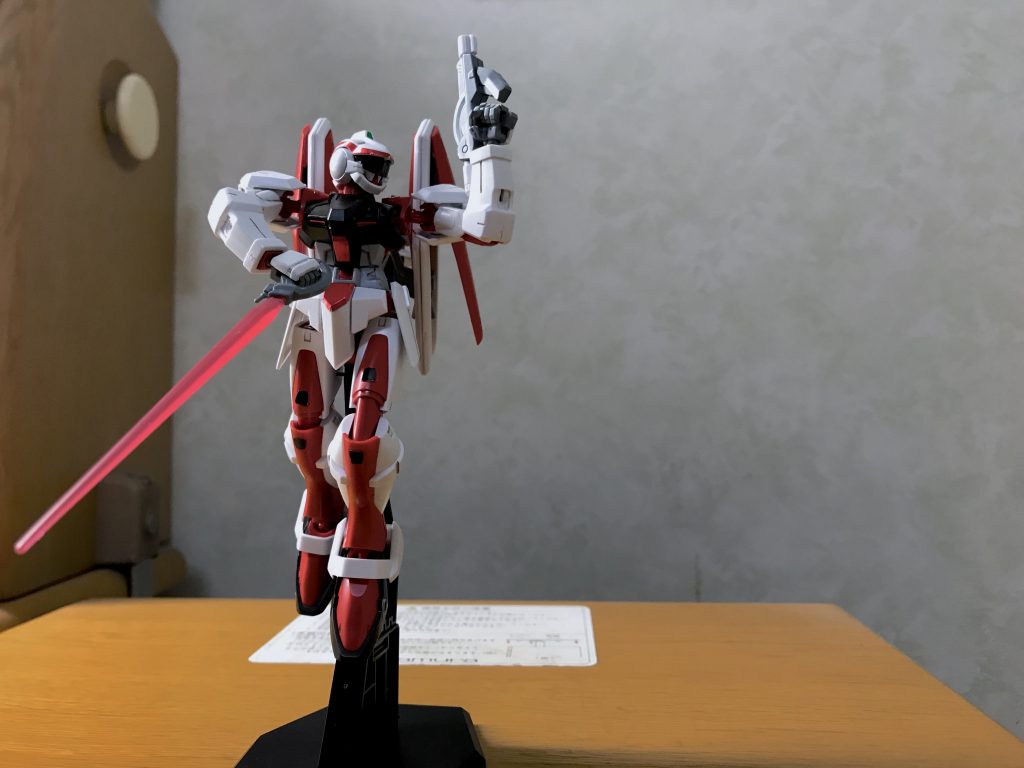 名称: UT-1D/C シビリアンアストレイ DSSDカスタム(改)
※以下、性能はガンダムwikiより引用(一部改変有り)
装甲材質:不明
全高:17.20m
重量:57.41t
主動力:バッテリー
作業用量産型であるシビリアンアストレイの戦闘力を向上させる為に軽量化した姿。見た目的には、肩部装甲の改良のみだが、装甲の軽量化(限界以上の装甲の簡略化)の甲斐あって、機動力が格段に向上している(尚、モビルスーツに殴られただけで凹むほどの紙装甲な模様)。
…という設定。弄りながら適当に考えた。