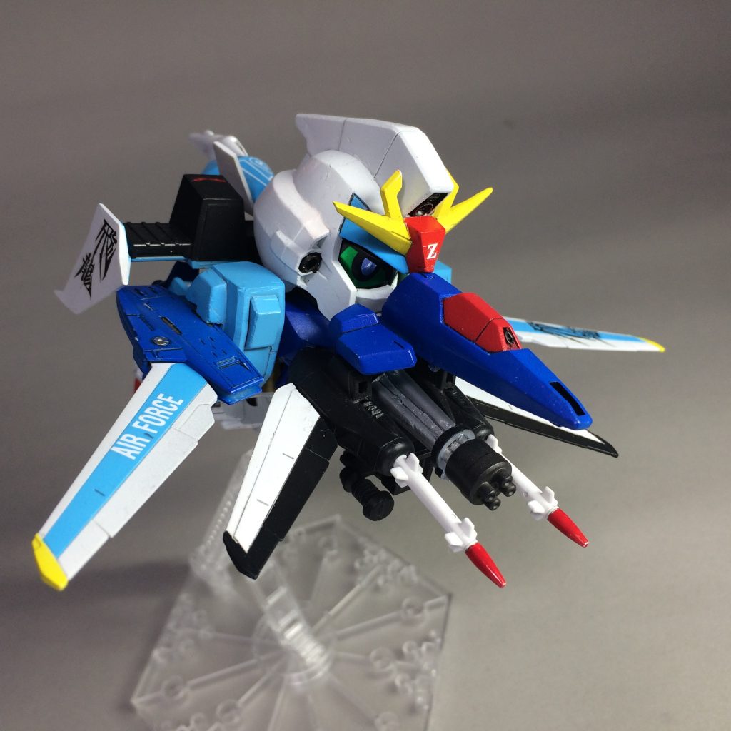 一段目の変形、高速巡航形態「ジェットモード」です。パーツのうち数か所はネオジム磁石で固定されています。