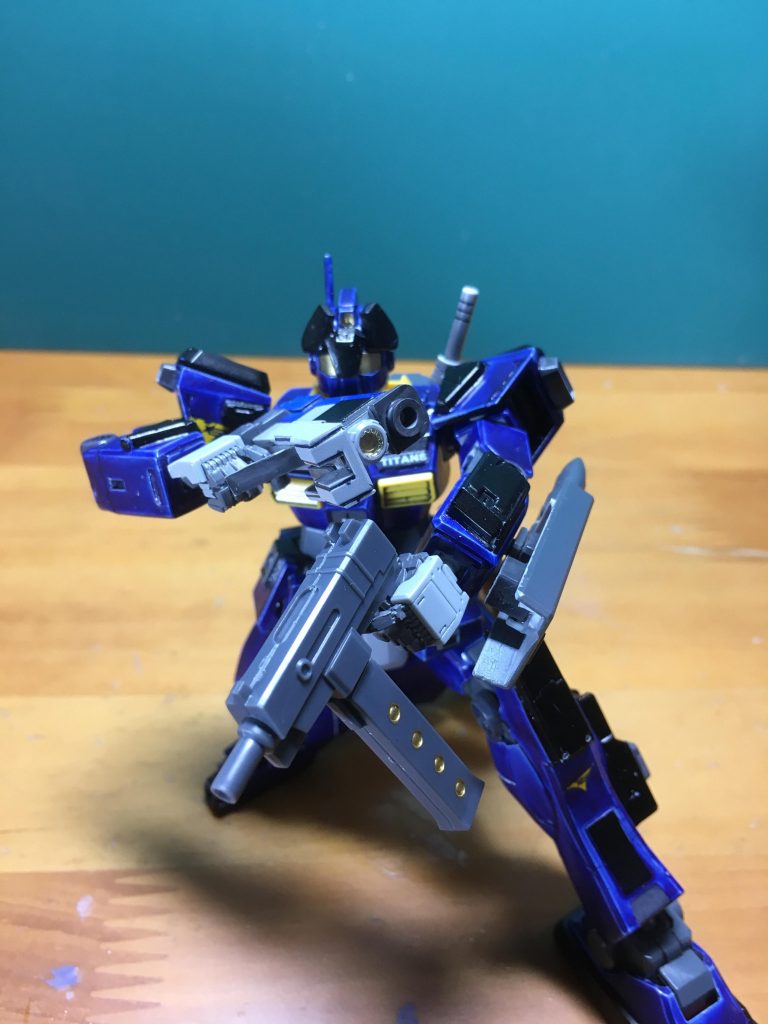 ハンドガンは実弾式で、戦闘中の補給を想定していない。これは軽量化のために予備のマガジンを携行しないためである。