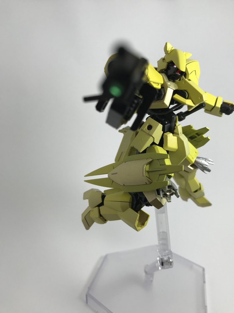 ライフルを構えて。ライフルのセンサーにも百均のネイルパーツを付けました。