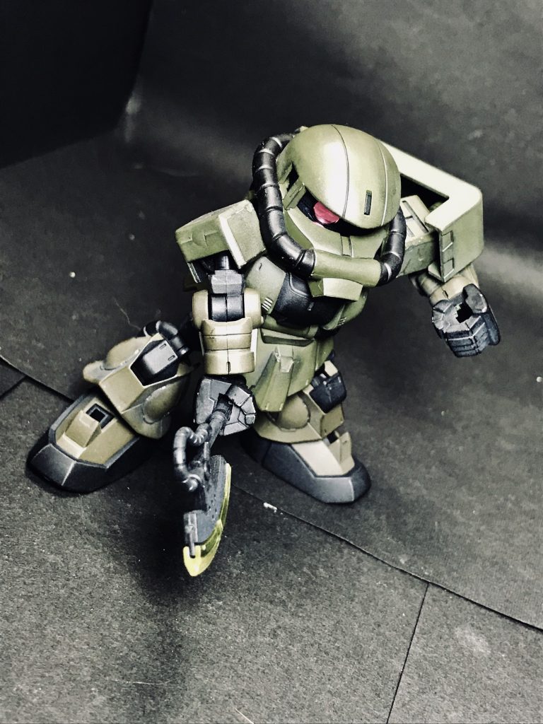 マシンガンとバズーカ・ミサイルポッドには、機体カラーに合わせてオリーブドラブの差し色が入っています。必要最低限の武装で戦い抜けるところが、ザクIIの最大の魅力だと思っています。