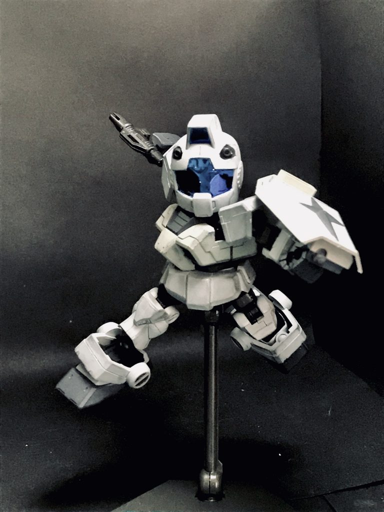 リトルレイダーは相手がどんな機体だろうとも、どんなに機体サイズやスペック限界の差があろうとも決して諦めず戦い続ける。それは全てのMS、そして全てのガンプラたちには
*たった一機にしかないそれぞれの個性の形*があることを信じているからだ。
リアルタイプにはリアルタイプの、SDにはSDの強みがしっかりとあることを証明出来るのだと、創意工夫と愛の前に不可能はないのだと証明し続けるため、小さな戦士は今日も戦地を駆ける。