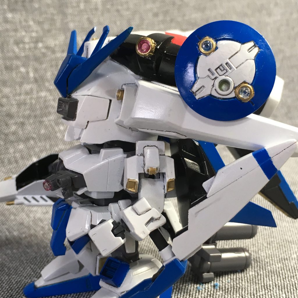 顔にはポリパテで製作したバイザーを取り付けることができるようにしました。
各部の透明なレンズ状のパーツは『ビルダーズパーツMSサイトレンズ』を使用。頭部左の小さなレドームは『HGBC 1/144 ハイパーガンプラバトルウェポンズ 』のヨーヨーです。