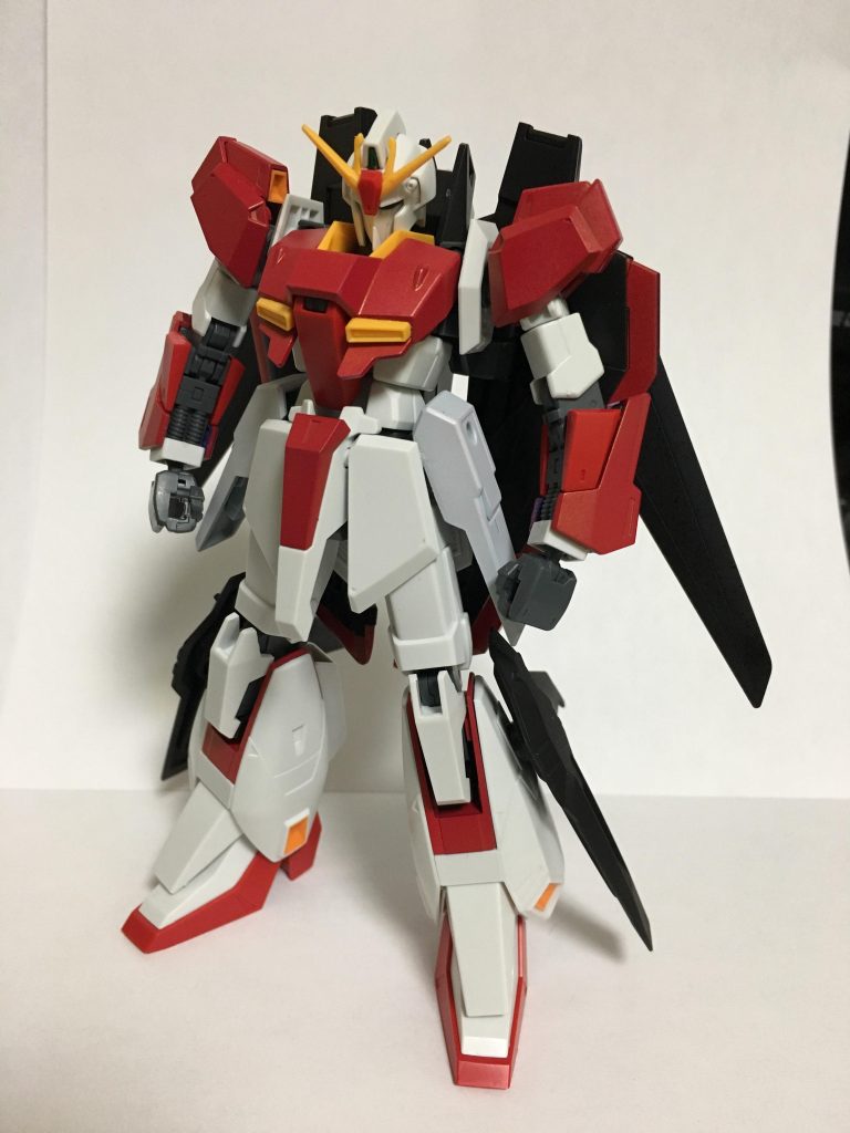 正面です。刺々しいシルエットにしたかったのでウイング部分などをオーバーサイズにしました。カラーリングはゼータガンダム炎をリスペクトしています。