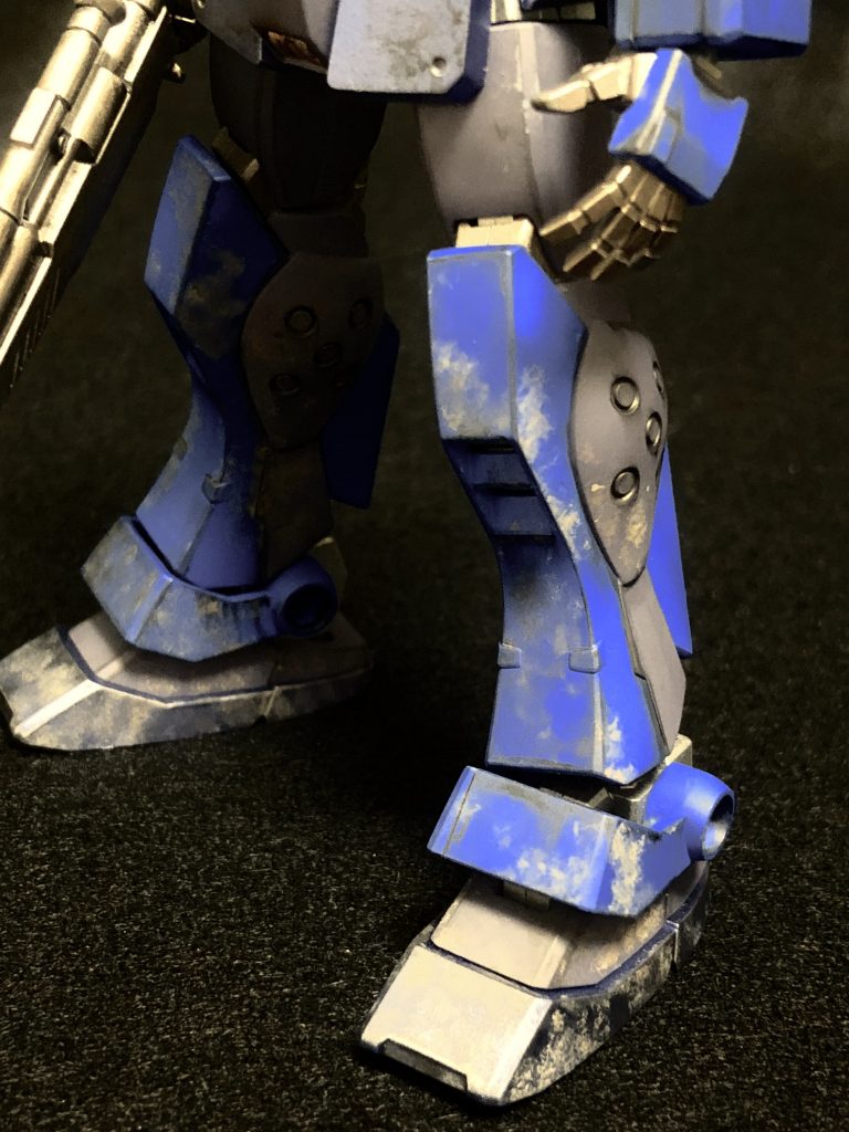 足まわりのアップです。
膝立ちした際に付いた、泥が乾いた土埃汚れをイメージしてつけてみました。