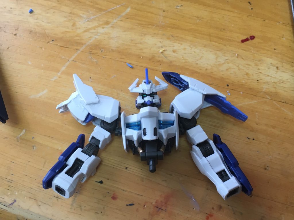 頭部は悪魔的なシルエットを加えるためにアンテナ部分だけ改修
肩はイシュタリアとの差別化を測るため(建前)
同じ形にするのに失敗したため(本音)
左側を小型シールドにしました
腕はベースをバエルにし第六バルバトスのガントレットを装着しています