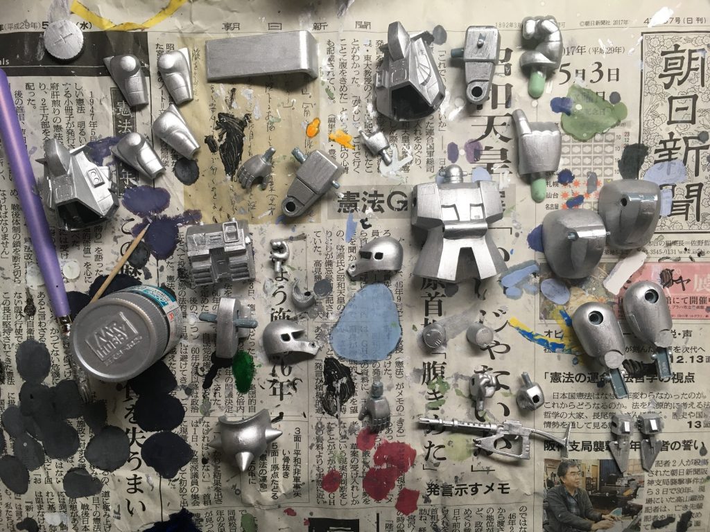 下地塗装の様子。
全面に水性塗料のシルバーで筆塗りしました。