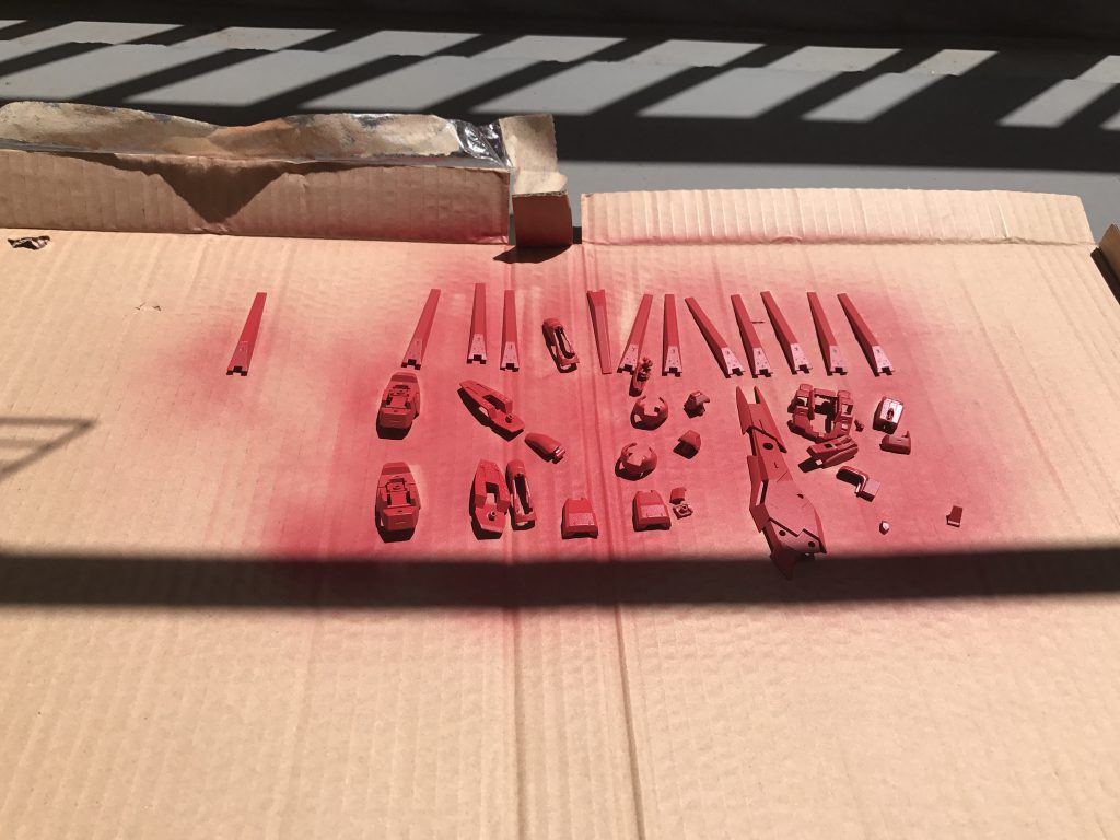 もちろん言うまでもなくランナーから切り出した後、切ったところの下地が丸見えになってしまったのでまたガンダムレッドを吹き直すはめに…
(ここでガンダムレッドのスプレー缶が空になりました)