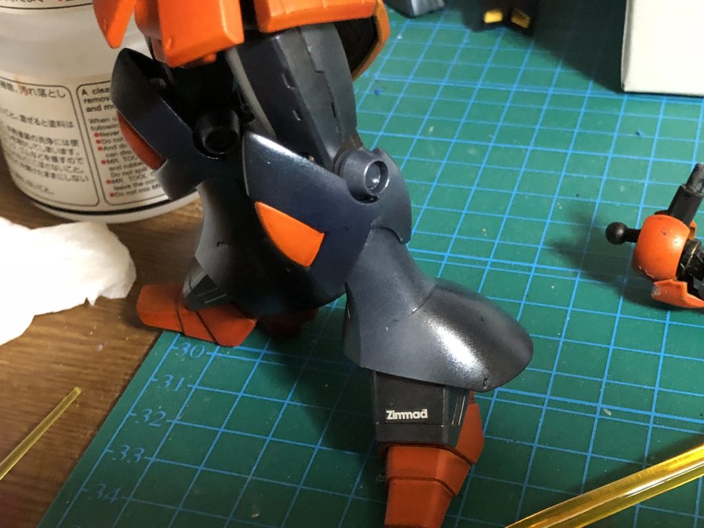 バックパックのブースターと足元にツィマッド社のエンブレムとネーム