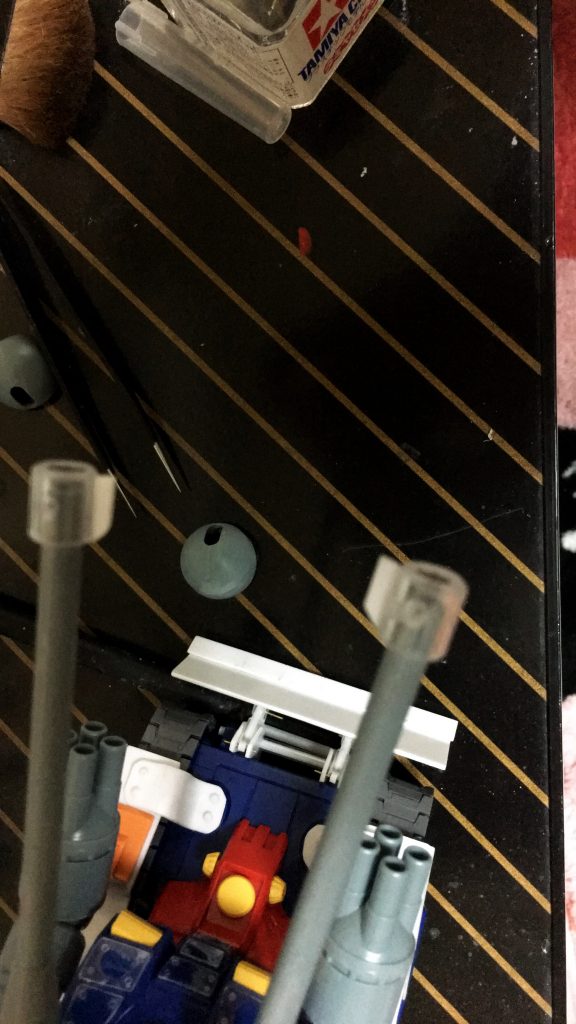 マズルブレーキ
プラパイプ差し込んで穴開けてプラ板貼っただけ!