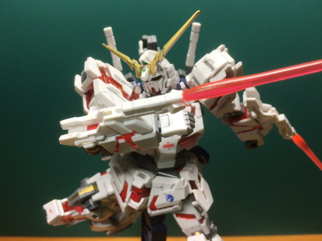 　両手に持ったサーベルとトンファー展開で4刀流なんてのもやりたいですね。NEXT.PLUSでは確か勝利ポーズはそんな感じだったかと。

　塗装はガンダムマーカーです。サイコフレームの成型色がピンク寄りなのが気に入らなかったので、マーカーで塗っています。今回はサイコフレームの表側から塗りましたが、ガンダムベース限定品のペインティングモデルの場合は裏から塗装してみてもいいかも。

赤＝ガンダムマーカー　ガンダムレッド
金＝同ゴールド
青＝同ブルー
白＝同ホワイト
緑＝同アイグリーン