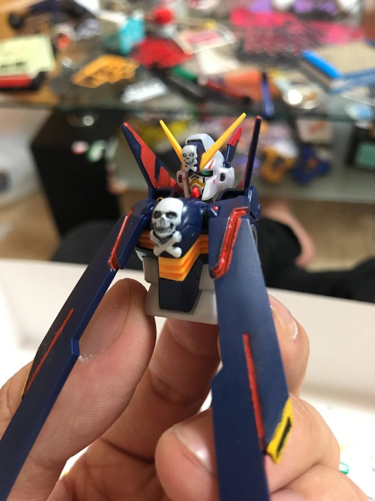 本体がパールなのでドクロもパールでした。
ヤスリ→ガンダムマーカーホワイト→ヤスリ→汚しでドクロ感出しました(´・∀・`)