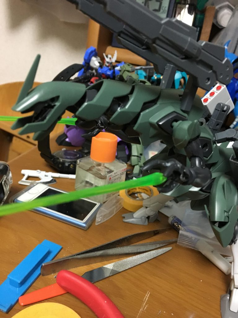 武装を盛ったり、掌を3本指にしたり、掌からビームサーベルを発振できるようにしたり
