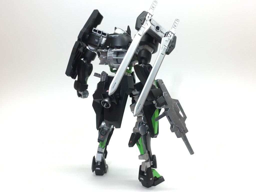 右肩にはヴァルキュリアブレード改、左肩にはシールドを装備してます!リアスカートにはハンドガンを装備してます!