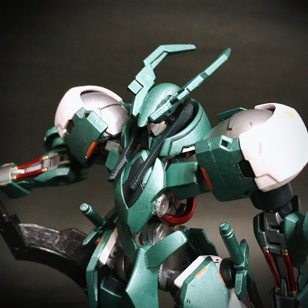 頭部は高感度センサーボールカメラが採用されているが、フェイス部分はガンダムタイプの意匠を残している。また、長距離通信兼センサーアンテナは旧式のためか、小型化できず大型で鎌のような外見が特徴的である。