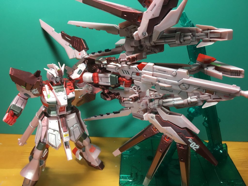 ブースターてんこ盛りモードは本体より重いんじゃないかと思います。ブースター用のフレームにも、シールドジョイント同様角ピンがついているので、ブースターを左腕に装着できます。さながらファイナルウルティメイトゼロのようです。