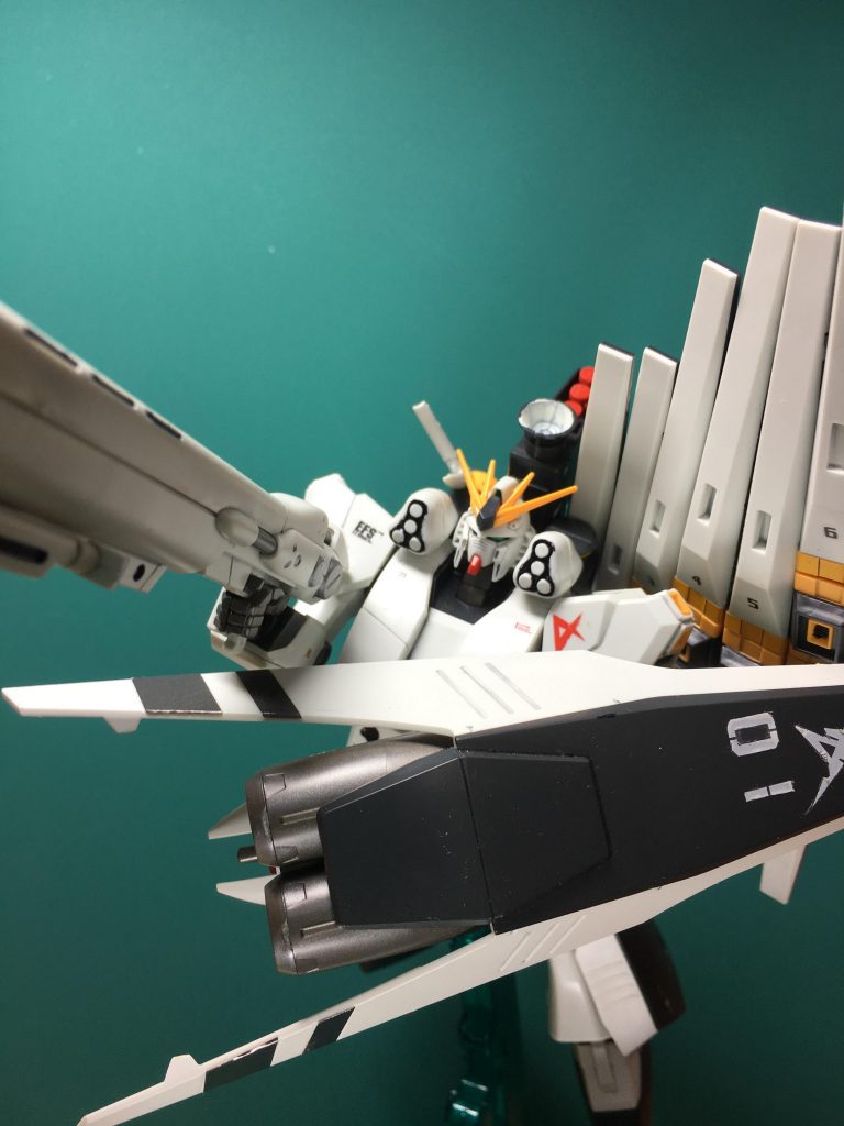 　とにかく武器がデカくて扱いに困ります。関節も基本ABS+ポリ製なのでヘタりが心配です。特に左腕はハイ・メガ・シールドの性で重心が左半身に偏るため、素立ち状態では傾いてしまいます。