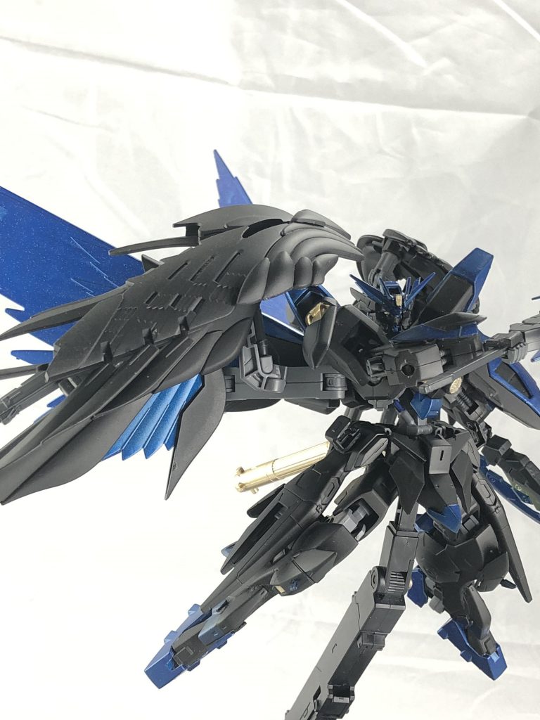 光の翼。機動力の底上げと防御面での強化、形状変化による攻撃も可能です。