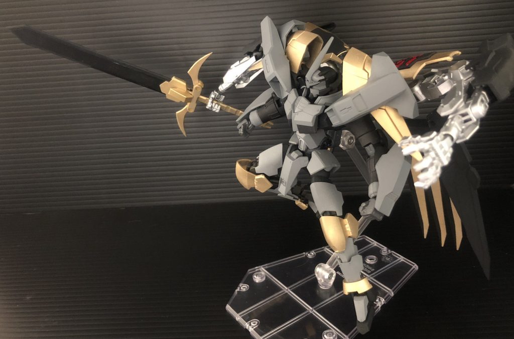 ちなみに、
この大型の両刃剣はプラ板で製作しました。
大きさのわりに軽いため片手で保持することも可能です。