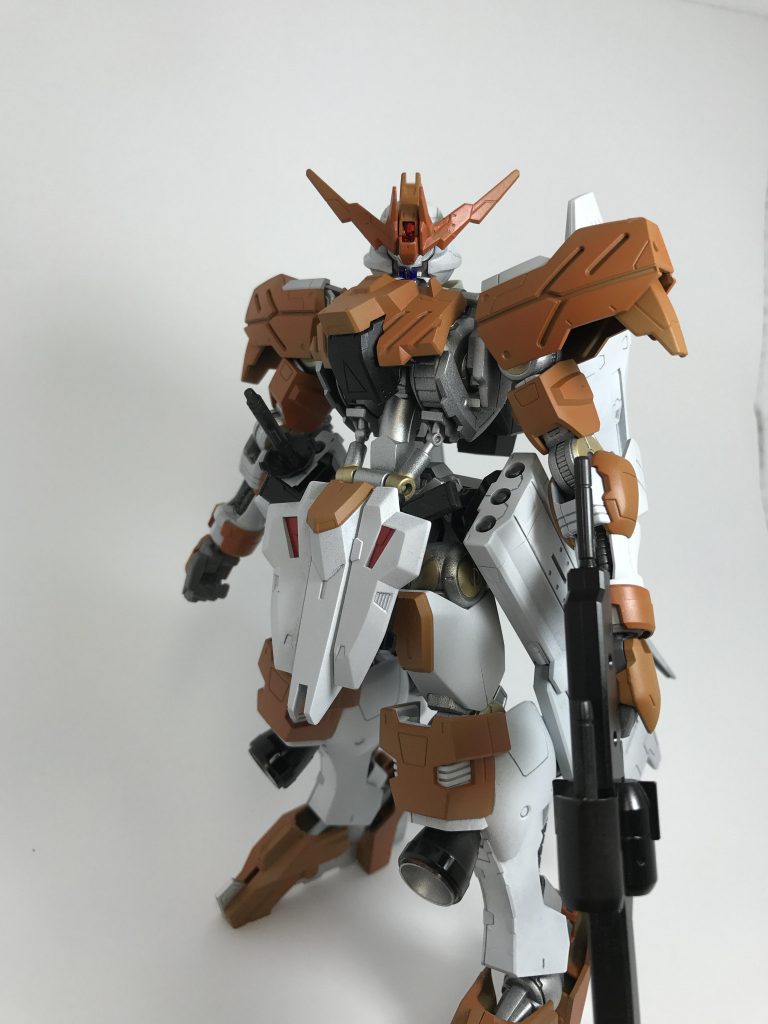 正面から。白とオレンジを中心に塗装しました。ちなみに暗めのオレンジなのですがどうやって作ったのか一切覚えてないのです…