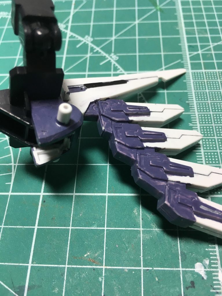 マルチプルアサルトは増加バッテリーパックを一度切り離して、センターパーツの合わせ目消しを行いました。バッテリー自体は合わせ目が段落ちになっています。
整形終了後に1.5mmシンチュウ線で接続、接着。