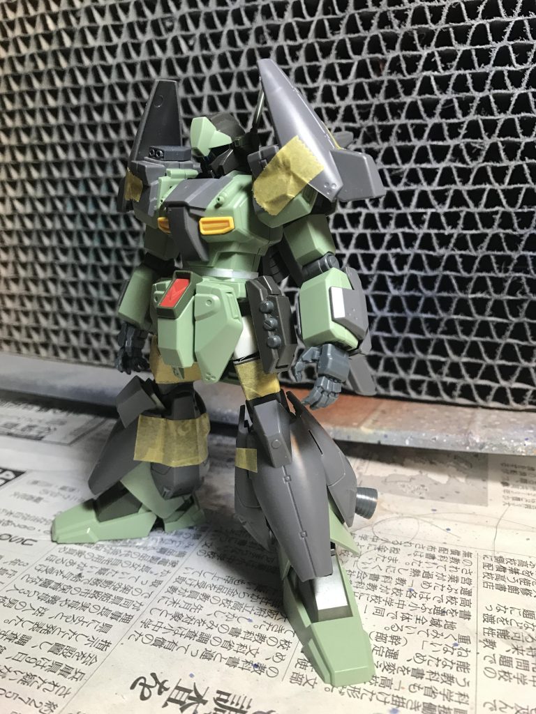 ここから完成まで長かった・・・足の追加装甲&バーニアはザクⅡR型を参考に配置しました。