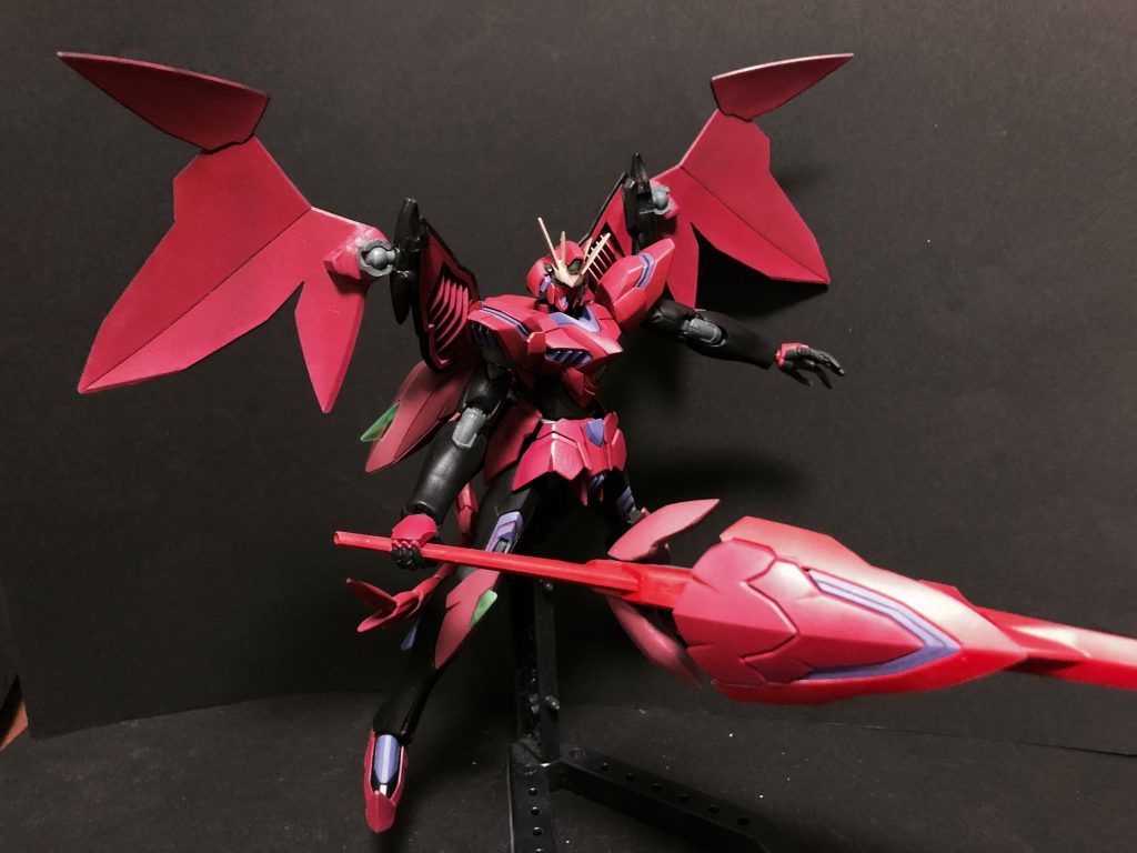 という脳内設定で作り上げたガンプラ！！モチーフは完全にごった煮状態である！
　レギルスのライバル機であるAGE-2がアーサー王をモチーフにするのならこちらも同じく某ゲームからモチーフを取り入れようとした結果がこれ！
　当初はこの人ならざるスタイルを持つレギルスをベースにすることから僕の好きな某新参アヴェンジャーぽくしようとした。……のだがガンダムマーカーのシャアレッドが思ったものとは違ったため色は似てない(断言)。これはこれで気に入ってるけどね。名前のアヴェンジはこれが由来。
　そしてどうせならマグナムのアーサー王と対になるものをつけようとした。そしたらフェダーインライフルの名前がゲイボルグになっていた。色が赤いのだいたい某ランサーの影響。
　概ね想像通りの出来で一安心。黒いところには赤いラインを入れたかったけど、モールドがそもそも少ないので割愛